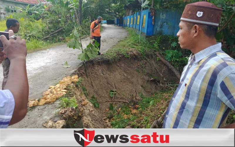 Akses Jalan Gladak Anyar Pamekasan Amblas
