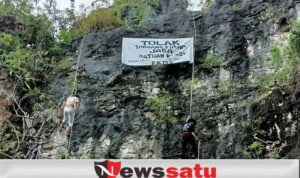 FKMS Bentangkan Spanduk Tolak Fosfat Di Tebing Batuputih Sumenep