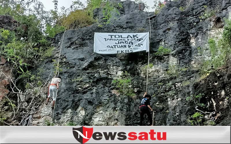 FKMS Bentangkan Spanduk Tolak Fosfat Di Tebing Batuputih Sumenep