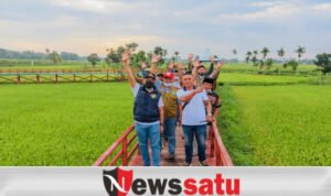 Naik Motor, Ra Baddrut Sambangi Desa Tematik Pamekasan
