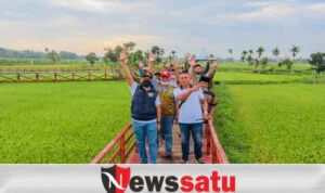 Naik Motor, Ra Baddrut Sambangi Desa Tematik Pamekasan