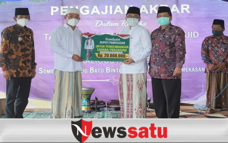 Dukung Pembangunan Spiritual Pantura, Bupati Pamekasan Sebar Bantuan