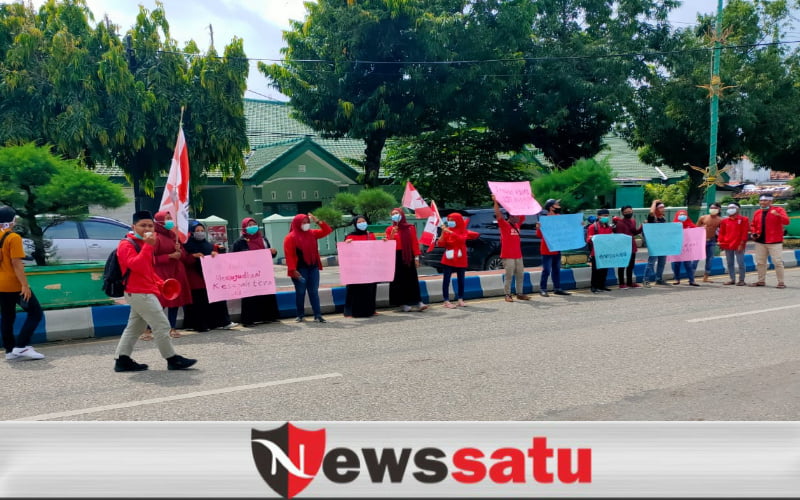 Tolak Fosfat, Mahasiswa Di Sumenep Demo Kantor DPRD