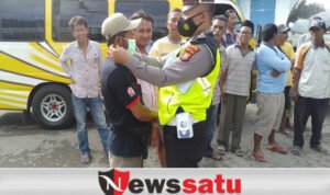 Peduli Pandemi, Polisi Sisihkan Gaji Untuk Bagikan Masker Gratis di Sampang