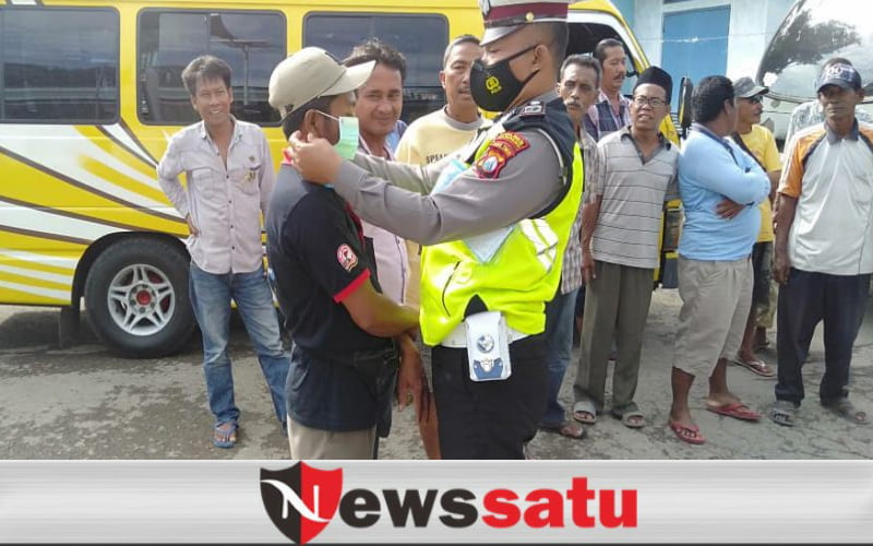 Peduli Pandemi, Polisi Sisihkan Gaji Untuk Bagikan Masker Gratis di Sampang