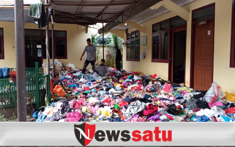 Bantuan Baju Bekas Menumpuk Di Kecamatan Dringu Probolinggo