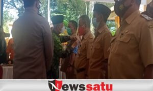 Bupati Bondowoso Pasang Penyematan Ban Lengan Ke Ketua Penangan Covid 19