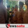 Bupati Bondowoso Pasang Penyematan Ban Lengan Ke Ketua Penangan Covid 19