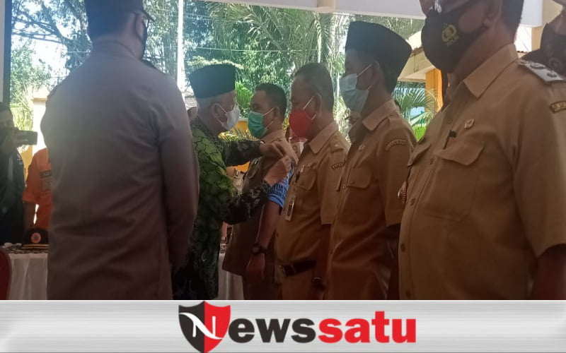 Bupati Bondowoso Pasang Penyematan Ban Lengan Ke Ketua Penangan Covid 19