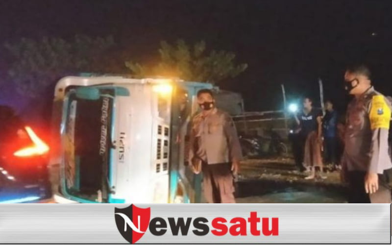 Truk Muatan Cabai, Terguling di Raya Ambat Pamekasan