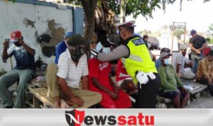 Polres Sampang Edukasi Kepatuhan Protokol Kesehatan Di Pelabuhan Tanglok