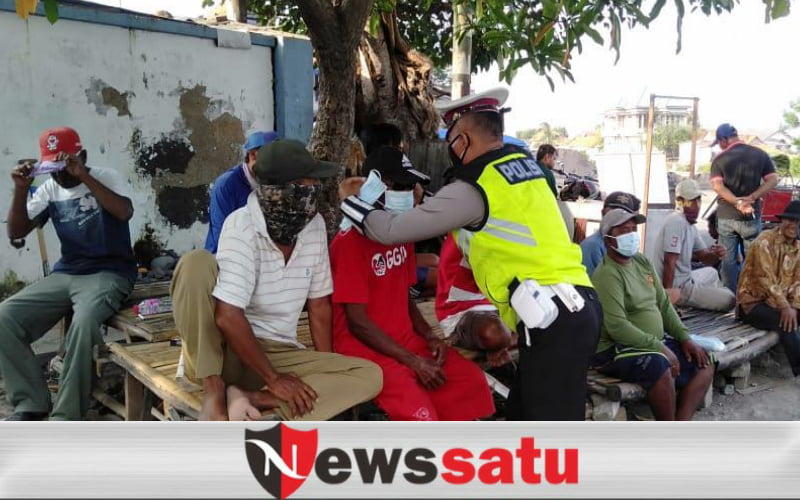 Polres Sampang Edukasi Kepatuhan Protokol Kesehatan Di Pelabuhan Tanglok