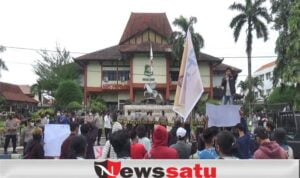 Aktivis FMS Tolak Penambangan Fosfat Di Kantor DPRD Sumenep
