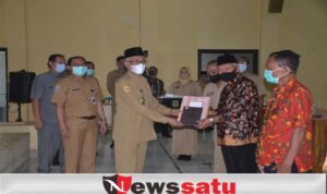 Bupati Bondowoso Beri Penghargaan Kepada PNS Yang Purna Tugas