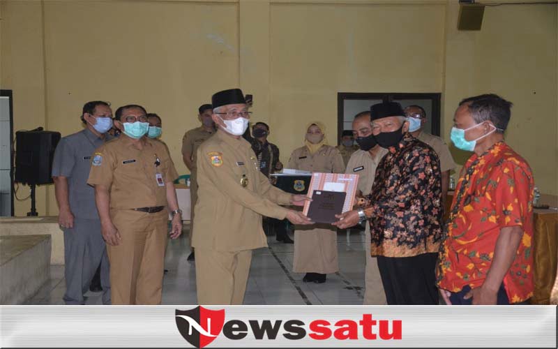 Bupati Bondowoso Beri Penghargaan Kepada PNS Yang Purna Tugas