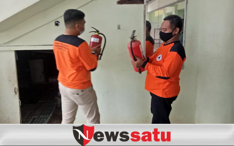 Jelang Ramadhan, FRPB Pamekasan Perbarui APAR di Masjid Agung As Syuhada