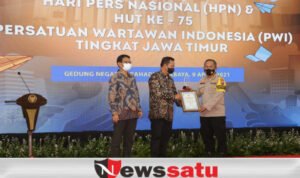 Kapolda Jatim Menerima PWI Jatim Award Kategori ‘Special Award’ Covid 19