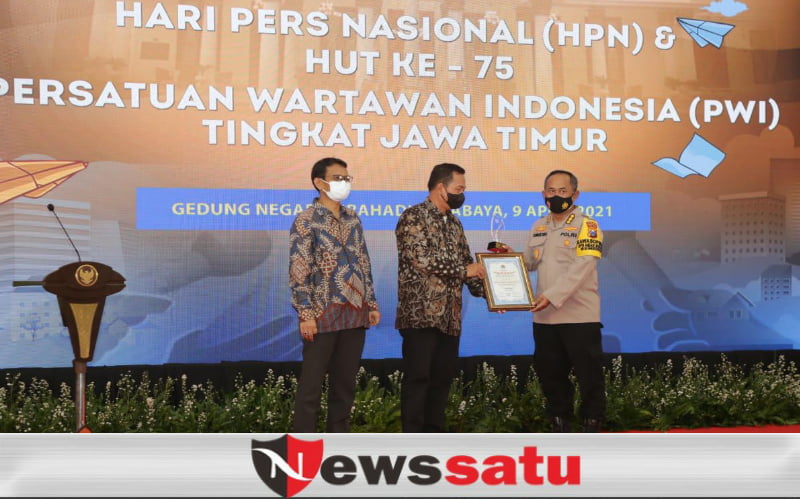 Kapolda Jatim Menerima PWI Jatim Award Kategori 'Special Award' Covid 19
