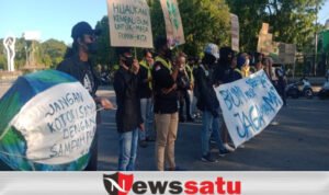 Hari Bumi Kala Ramadhan, Mahasiswa dan PKSM Bagikan Takjil dan Bibit Pohon di Pamekasan