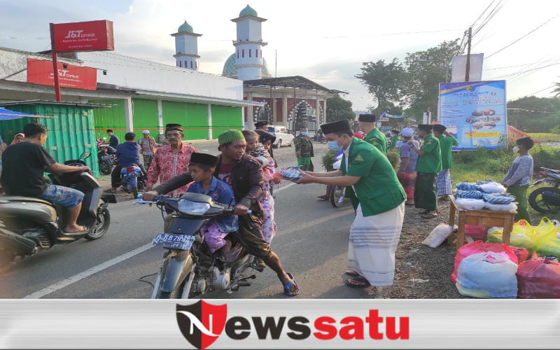 PAC GP Ansor dan Fatayat NU Pujer Berbagi Ratusan Takjil dan Masker