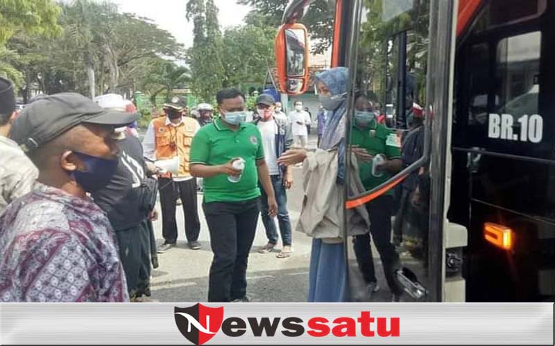 Kedatangan Santri Didata dan Dicek Kesehatan Oleh Satgas di Terminal Pamekasan