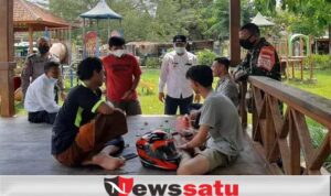 Lurah Gladak Anyar Pamekasan Tegur Pemuda Tidak Puasa
