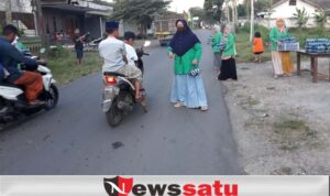 PAC Fatayat di Bondowoso Bagi Ratusan Takjil