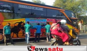 Awak Bus Mandala Wisata Berbagi Takjil di Pamekasan