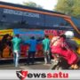 Awak Bus Mandala Wisata Berbagi Takjil di Pamekasan