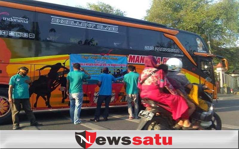 Awak Bus Mandala Wisata Berbagi Takjil di Pamekasan