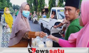 Giliran Puan Pamekasan Bagikan Ratusan Takjil dan Tahu Sutera