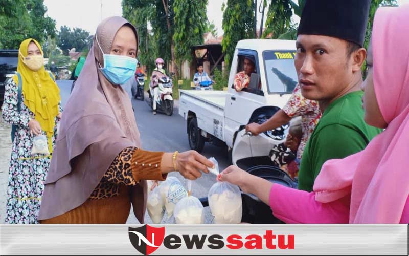 Giliran Puan Pamekasan Bagikan Ratusan Takjil dan Tahu Sutera