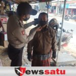 Jelang Lebaran, Bhabinkamtibmas Bagikan Masker Ke Pasar di Pamekasan
