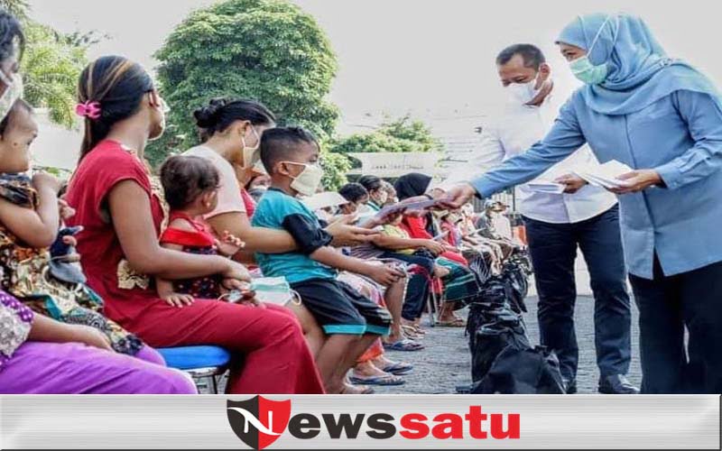 Ini Cara Gubernur Khofifah Indar Parawansa Berbagi Jelang Lebaran di Surabaya