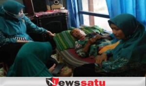PKK Kelurahan Gladak Anyar Santuni Nenek Fatimah Korban Kebakaran Di Pamekasan