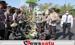 Peduli Petani, Kapolres Sampang Serahkan 14 Traktor Kepada Polsek