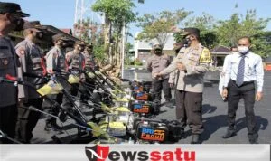 Peduli Petani, Kapolres Sampang Serahkan 14 Traktor Kepada Polsek