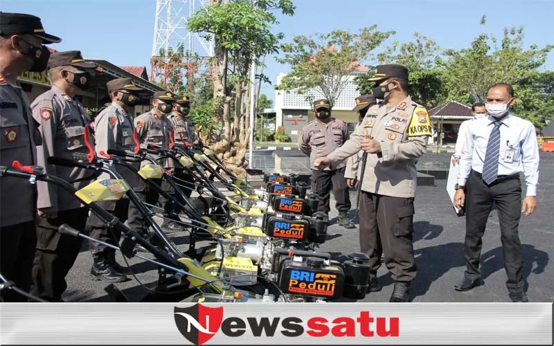 Peduli Petani, Kapolres Sampang Serahkan 14 Traktor Kepada Polsek