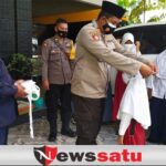 Persiapan KBM Tatap Muka, Siswa Diberi Masker Gratis Oleh Polisi di Pamekasan