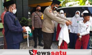 Persiapan KBM Tatap Muka, Siswa Diberi Masker Gratis Oleh Polisi di Pamekasan