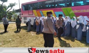 Polisi Kawal Prokes pemberangkatan Santriwati Ponpes Al Amien Prenduan Asal Pamekasan