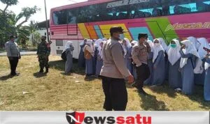 Polisi Kawal Prokes pemberangkatan Santriwati Ponpes Al Amien Prenduan Asal Pamekasan