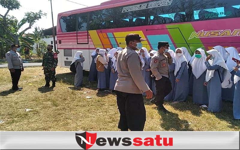Polisi Kawal Prokes pemberangkatan Santriwati Ponpes Al Amien Prenduan Asal Pamekasan