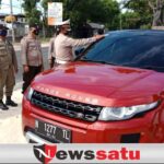 Polisi Penempelan Stiker Covid-19 Di Perbatasan Pamekasan