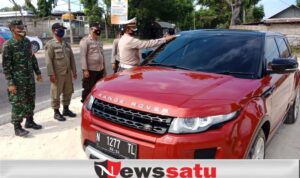 Polisi Penempelan Stiker Covid-19 Di Perbatasan Pamekasan