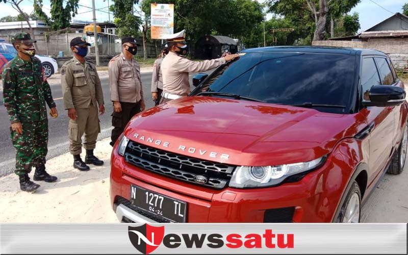 Polisi Penempelan Stiker Covid-19 Di Perbatasan Pamekasan