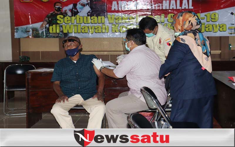 Purnawirawan TNI AD Divaksin Covid-19 di Makodim 0826 Pamekasan
