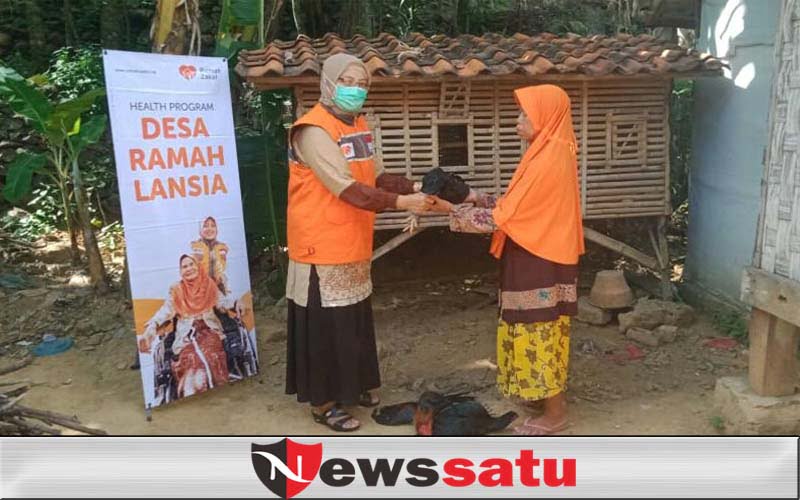 Relawan Kuatkan Ekonomi Lansia Dengan Program Ayam Kampung di Pamekasan
