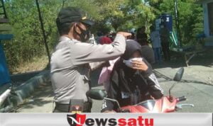 Sadarkan Prokes Pengunjung Wisata, Polisi Bagikan Masker di Pantai Jumiang