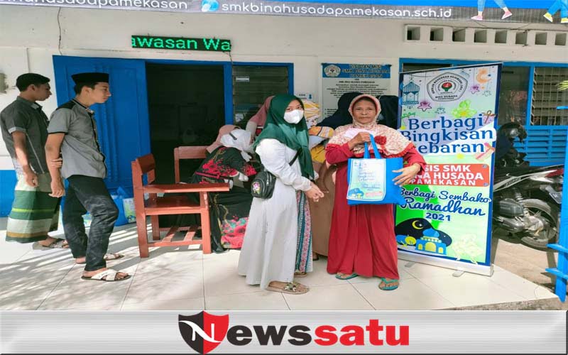 Tularkan Rasa Empati, SMK di Pamekasan Ajak Siswa Bagikan Sembako